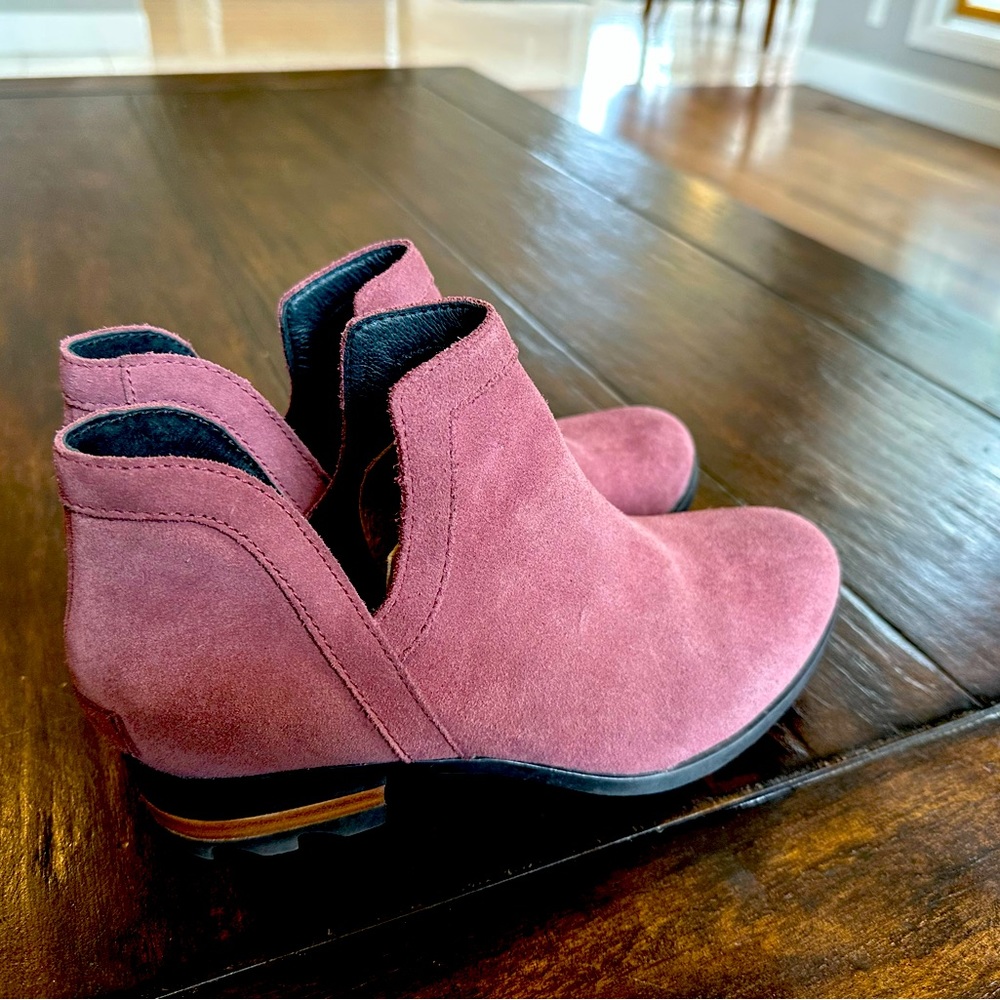 Sorel Women’s Lola cut out bootie shoes, sz 8.5, maroon
